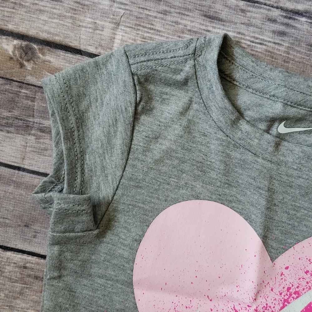 Nike Little Girls Heart Logo Graphic Tee & Shorts Set - Picture 5 of 11